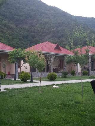 Отель Residence Qaxbaş Семейный номер с видом на горы-1